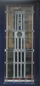 908039 Afbeelding van een Domtoren (?), uitgevoerd in glas-in-lood, in de etalage van Tweelingglas (Oudenoord5) in de ...